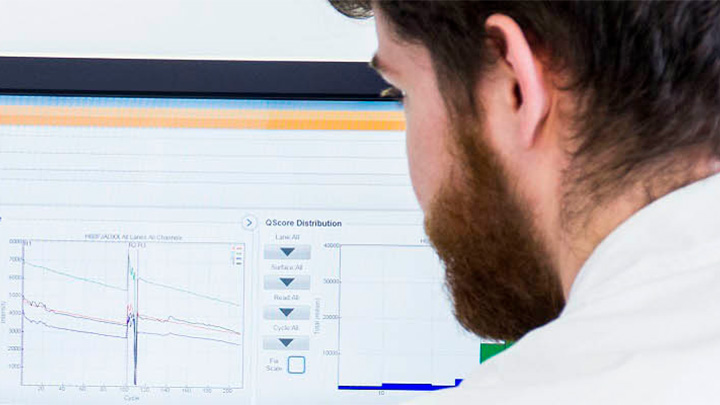 CPD student using sequencing software on a computer.