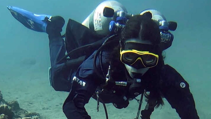 Jenn Thomson, scuba diving in the sea.