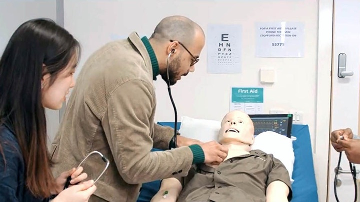 A student and tutor carrying out a practice procedure on a Sim-Man.