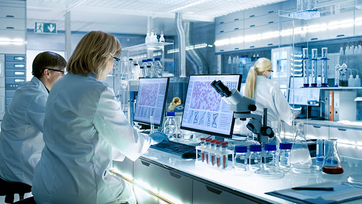 A researcher analysing the structure of a molecule on a computer in the lab.