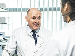 Image: Professor Gareth Evans talking to researcher in labaratory