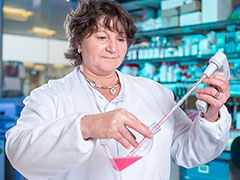 Image: Professor Tracy Hussell in the labaratory