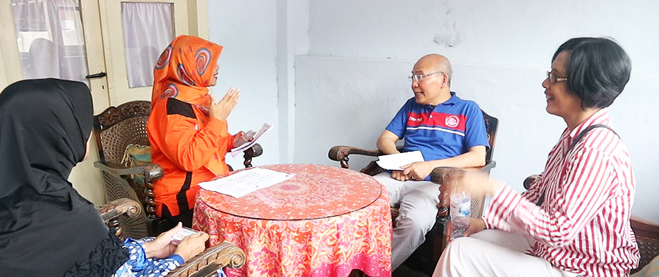 Gindo meeting with Indonesian healthcare workers.