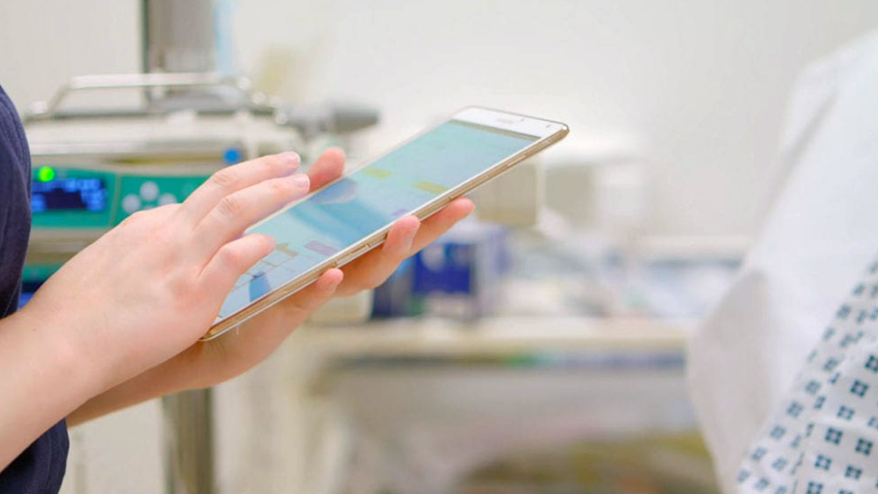 Nurse using the pathway app