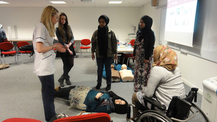 A nursing student in a workshop with school pupils.