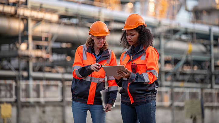 Structural engineer students on a site visit, having a discussion.